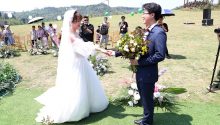 四川廣安首個(gè)草坪婚禮，扮靚“五一”